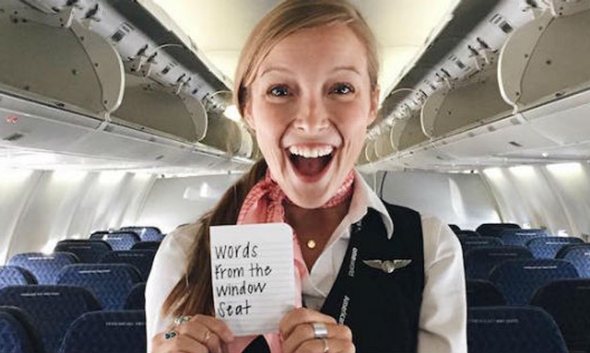 Die 22-jährige Flugbegleiterin Taylor Tippett muntert mit den versteckten Botschaften im Flugzeugfach ihre Passagiere und sich selbst auf.