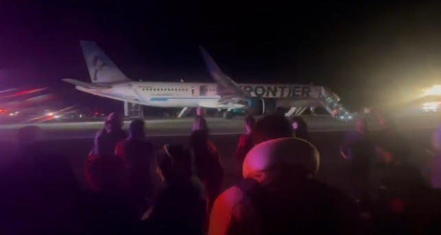 Der Airbus A321 Neo von Frontier: Die Passagiere verließen das Flugzeug über die Notrutschen.