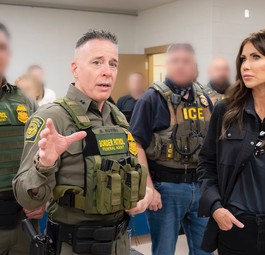 US-Heimatschutzministerin Kristi Noem mit ICE-Agenten: Es soll eine eigene Airline geben. 