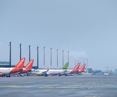 Flugzeuge von Easyjet und Air Baltic am BER: Preise noch nicht wieder auf Niveau von 2019.