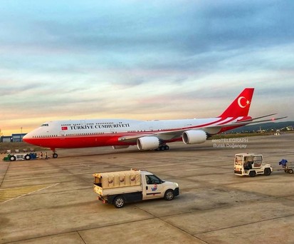 Elegant in Rot und Weiß kommt die Boeing 747-8 jetzt daher.