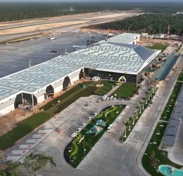 Airport Tulum aus der Luft: Hießt offiziell Aeropuerto Internacional Felipe Carrillo Puerto.
