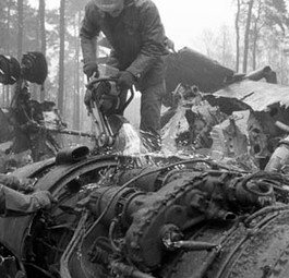 Aufräumarbeiten am Wrack: Die Tupolev Tu-134 brannte nach dem Absturz aus.