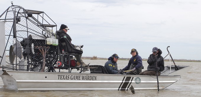 ... US-Behörde NTSB
hatten in der Trinity Bay bei Houston nach den Blackboxen des Jets gesucht. Diese sind mit Sendern ausgestattet, die im Wasser Signale aussenden.