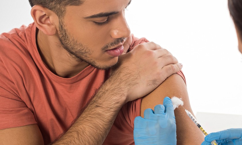 Mann wird geimpft: Bald sollte auch AUA an die Reihe kommen.