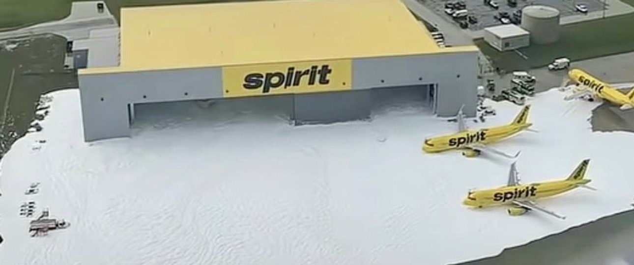 Schaumbad für Jets: So sah es um den Hangar nach dem Zwischenfall aus. 