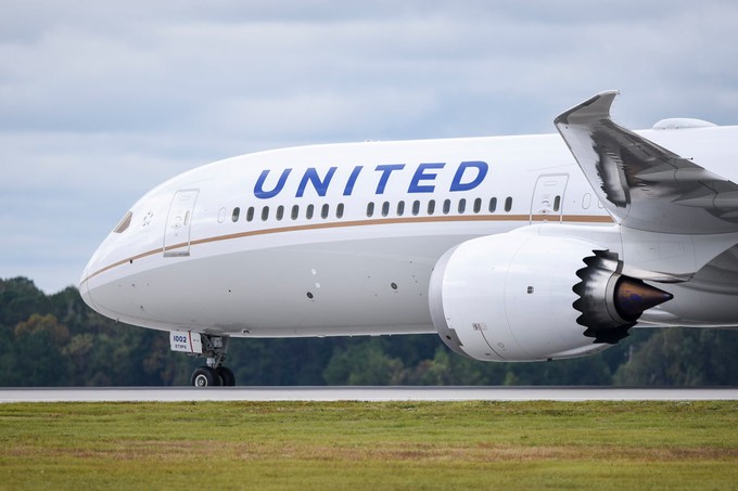 Die Boeing 737 Max und 787 (im Bild) bekamen als einzige Flugzeugmodelle eine geschwungene goldene Linie. Diese Ehre bekommen nun alle Flieger, die Linie wird aber Blau.