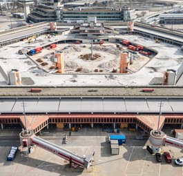 Der Flughafen Tegel im Sommer 2024 aus der Luft. Die Entkernung läuft.