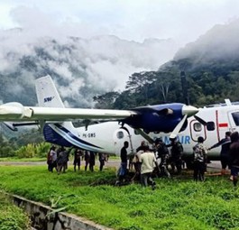 Bewohner ziehen Twin Otter mit Seil aus Morast