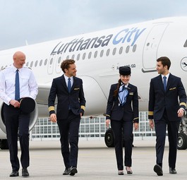 Cockpit- und Kabinenpersonal von Lufthansa City Airlines: Ufo hat über das Wechselangebot von Cityline zu City Airlines informiert.
