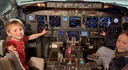 Der Junge mit seiner Schwester im Cockpit einer Southwest-Boeing: Er wurde vim Airlinechef eingeladen.