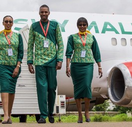 Mitarbeitende und Flugzeug von Sky Mali: Weitere Flieger sollen folgen.