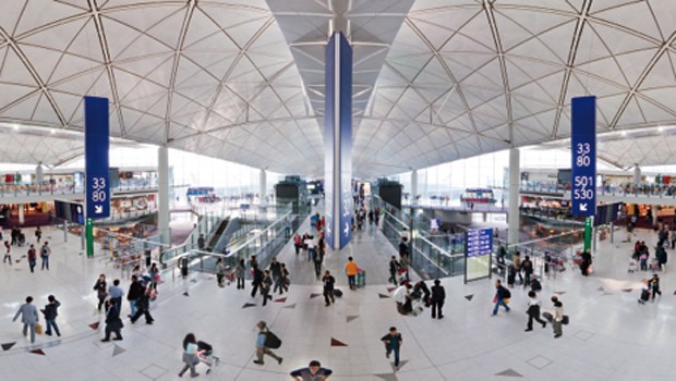 Der Hong Kong International Airport landet wie im vergangenen Jahr auf Platz 4. Passagiere, die Zeit todschlagen müssen, können auf dem flughafeneigenen Golfplatz ein paar Bälle einlochen - und ins benachbarte Disneyland fahren.
