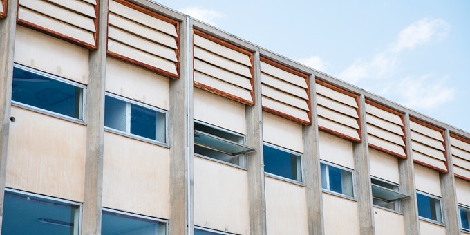 Ein Blick auf die Fassade des Flughafens von außen.