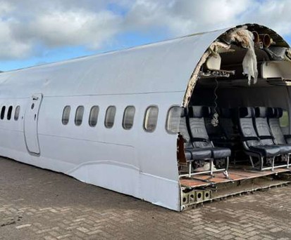 Einst flogen Passagiere mit der Boeing 757 von EC Air. Doch nun wurde der Jet verschrottet - bis auf einen Flügel und ein Rumpfstück.