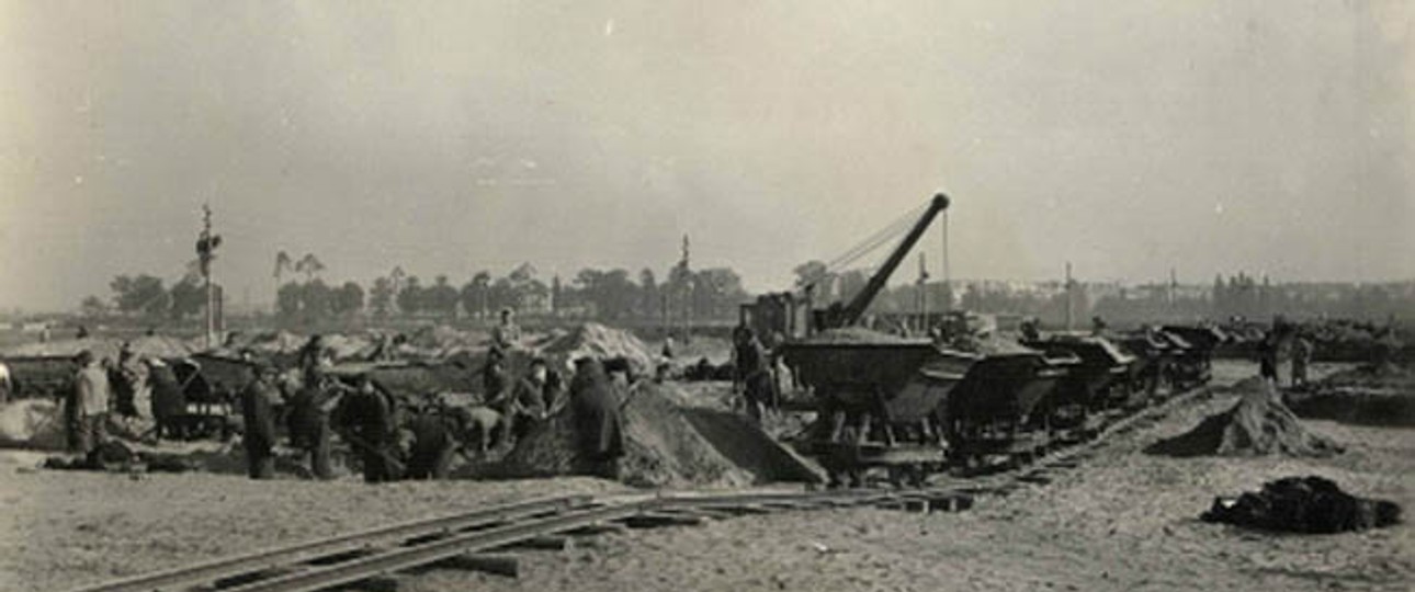 Tegel entsteht als Folge der sowjetischen Blockade West-Berlins. 1948 baut die französische Besatzungsmacht mit US-amerikanischen Spezialisten und deutschen Arbeitskräften in 90 Tagen einen neuen Flugplatz. Er hat mit 2428 Metern die damals längste Start- und Landebahn Europas. Das Flugfeld hilft bei der Versorgung der Stadt.