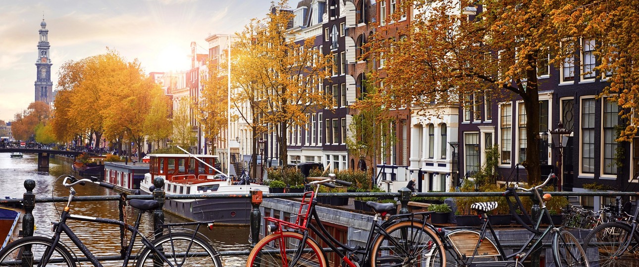 Fährräder in Amsterdam: In der Stadt darf keine Werbung mehr für Flugreisen gezeigt werden.