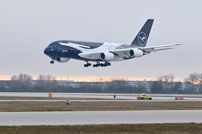 ... mit dem Kennzeichen D-AIMH, ...