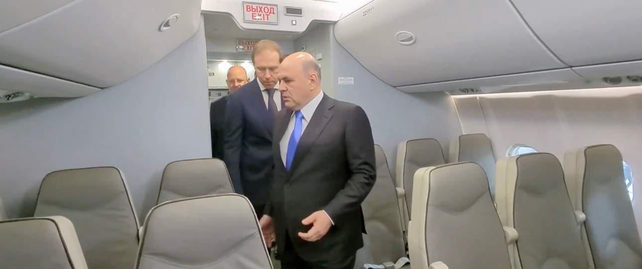 Russlands Ministerpräsident Mikhail Mishustin betritt die neu gebaute Tupolev Tu-214: Der Economy Class ...