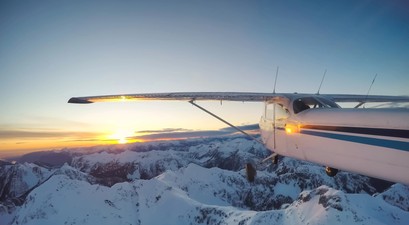 Kleinflugzeug über Bergen: 2035 will die Schweiz einen digital vernetzten Luftraum haben.