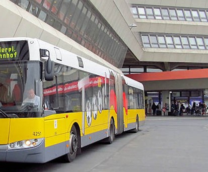 TXL-Bus vor dem Terminal 1 von Berlin-Tegel: Chaotischer Weg in die Stadt.