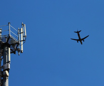 Funkmast und Flugzeug: Drohen Probleme?