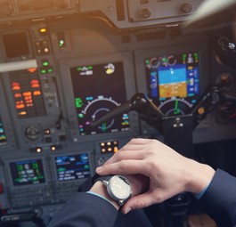 Blick auf die Uhr: Airlines wollen pünktlich sein.