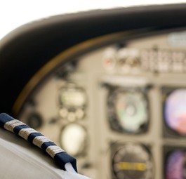 Pilot im Cockpit: Nicht der einzige mit Verantwortung.