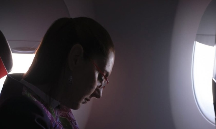Claudia Sheinbaum im Flugzeug: Auch in der Economy Class kann man arbeiten. 