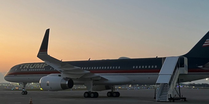 Die Boeing 757-200 von Donald Trump am Airport Palm Beach: Das Flugzeug ...