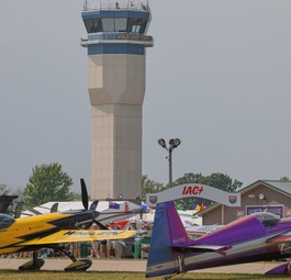 Der Tower vom Flughafen Oshkosh: In dieser Woche treffen sich Privatpiloten aus der ganzen Welt in Wisconsin.