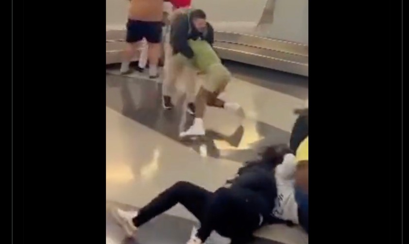 Die Prügeleit am Gepäckband. mehrere Menschen involviert.