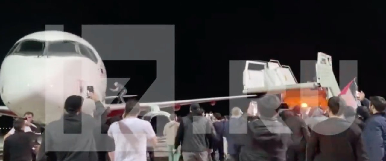 Ein Video der russischen Zeitung Iswestija zeigt die Szenen auf dem Vorfeld.