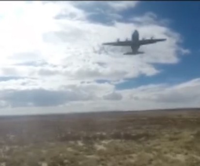 Flugzeugfracht fällt auf Kamera