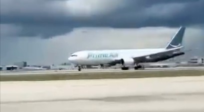 Boeing 767 in Bemalung von Amazon: Das linke Hauptfahrwerk berührte den Boden nicht. 