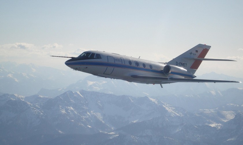 Falcon 20E der DLR im Flug: das DLR hat zusammen mit Tuifly Flugrouten getestet, die die Entstehung von Kondensstreifen vermeiden.