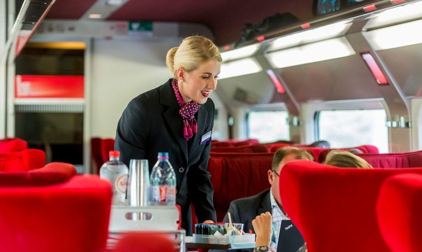 Rot statt blau: KLM-Passagiere zwischen Brüssel und Amsterdam fahren bald vermehrt in Thalys-Zügen.