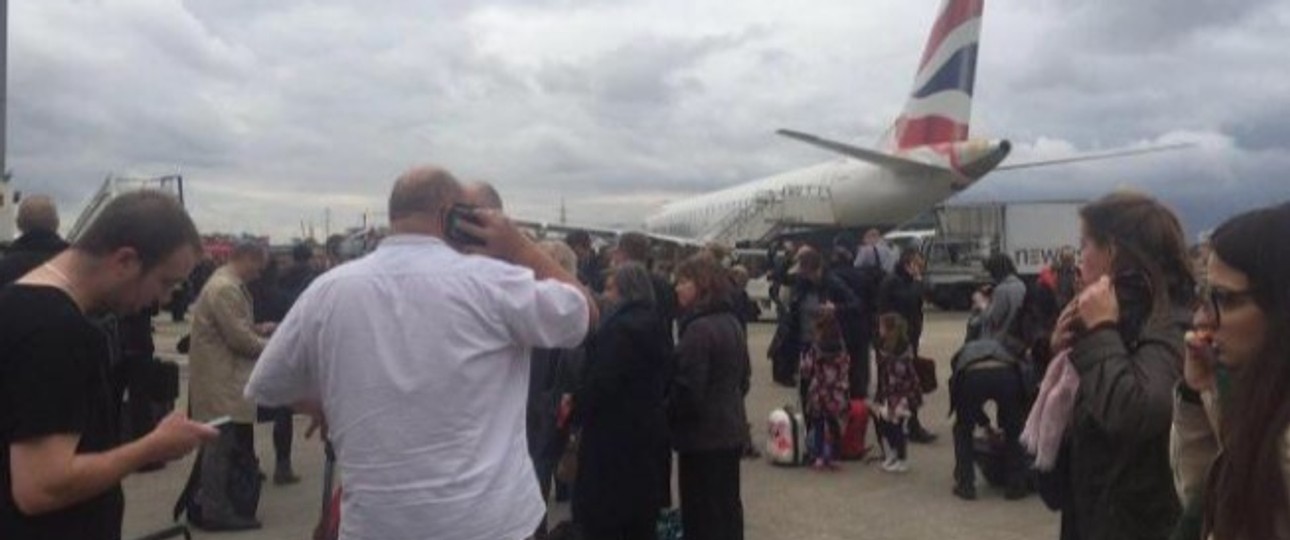 Passagiere auf dem Rollfeld: Am London City Airport gab es einen Feueralarm.