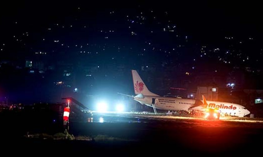 Die verunglückte Boeing 737: Rettungskräfte versuchen, sie wieder auf festen Grund zu ziehen.