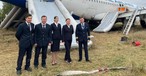 Die Crew von Ural Airlines nach der Notlandung.