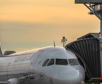 Airbus A319 von Lufthansa am BER: Die Airline fliegt von Frankfurt weniger nach Berlin.