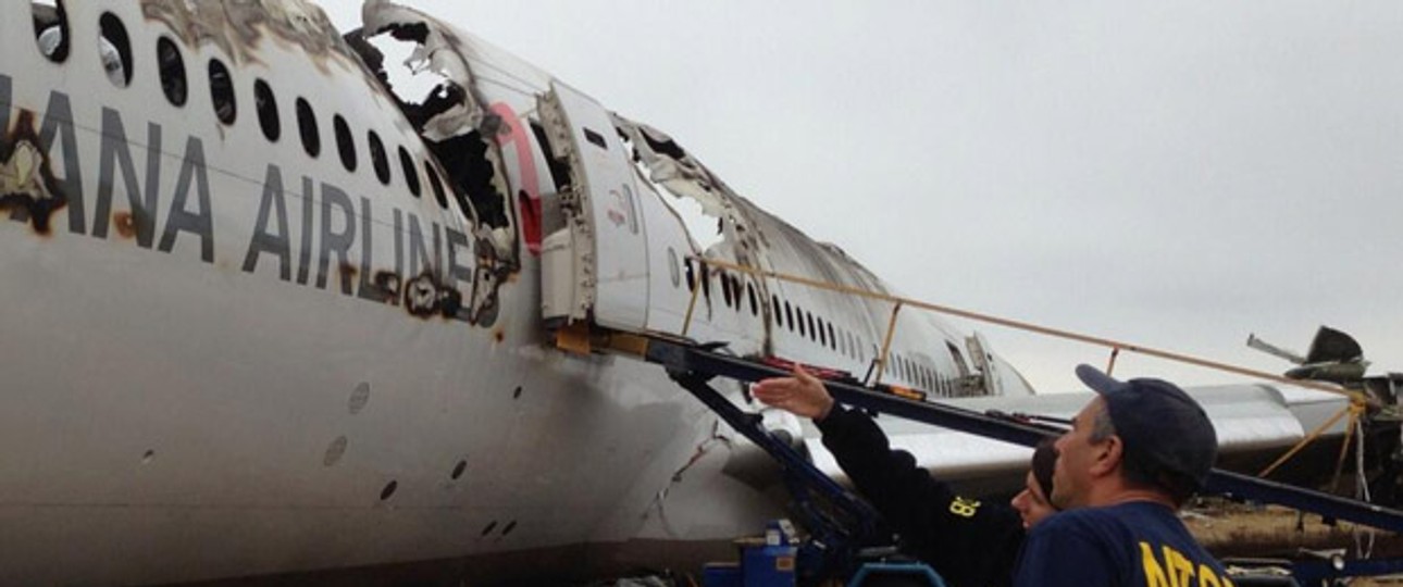 Mitarbeiter des NTSB untersuchen das Wrack: Die Boeing 777 wurde total zerstört.