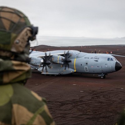 Airbus A400M der Roal Air Force nach der Landung in Jan Mayen: Mit dem Transporter wurden Nato-Kontingente in die Arktis verlegt.
