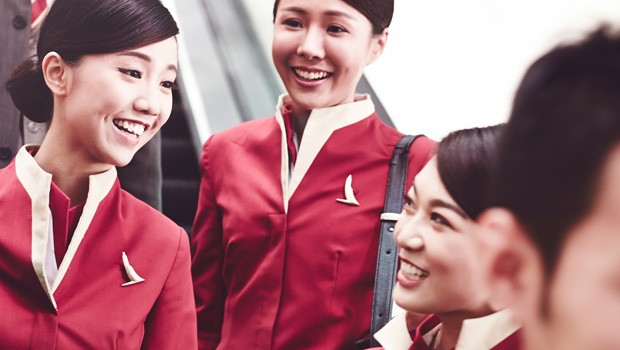 Das neue Design soll überall dort zu sehen sein, wo die Passagiere anzutreffen sind. So wurde bereits die Webseite total erneuert, aber auch die Uniformen der Flugbegleiter werden neu.