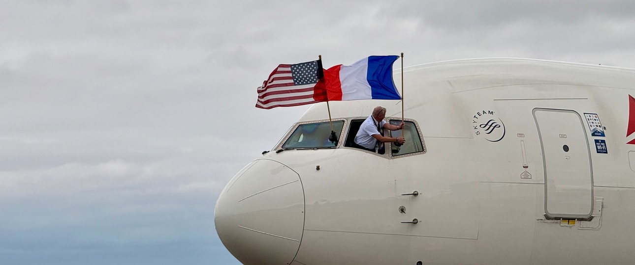 Kapitän Jim Butterworth befestigt Flagge der USA und Frankreichs außen am Cockpit: Flug mit Veteranen in die Normandie.