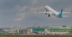 Flieger von Air Dolomitin in mailand-Linate: Die Lufthansa-Gruppe muss am Flughafen Federn lassen.