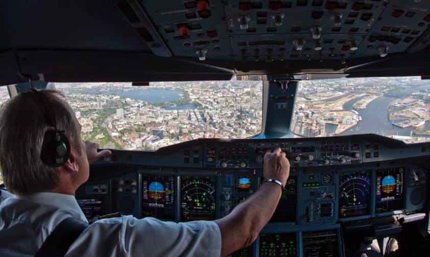 Jürgen Raps im Cockpit eines A380 über Hamburg.
