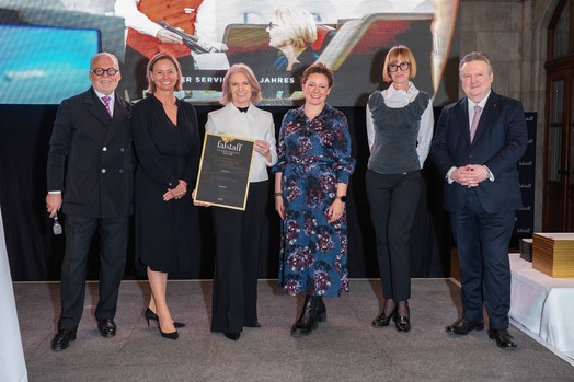 Austrian Airlines CEO Annette Mann (3vl) übernimmt den Sonderpreis "Bestes Service"