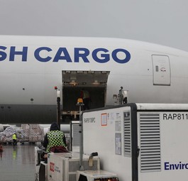 Beladung eines Frachters von Turkish Cargo mit Impfstoff: Gigantische logistische Herausforderung für die Branche.