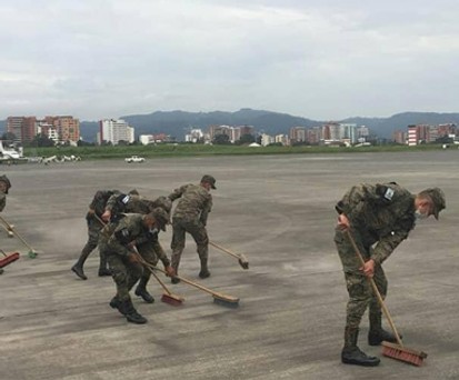 Soldaten am Flughafen La Aurora: Probleme durch Vulkanasche.